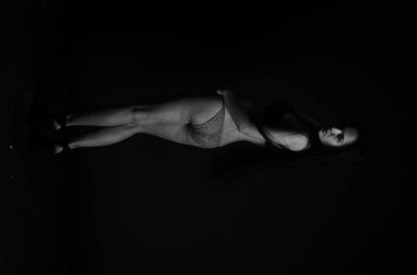 Stüdyoda şık keten bir esmer içinde güzel bir kadın..