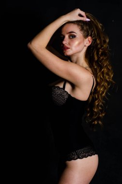 Yüksek seksi esmer iç çamaşırı stüdyo resmi.