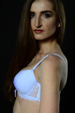 Sarı ceketli, uzun boylu, zarif bir bayan.