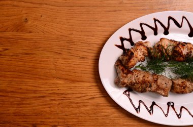 Barbekü parçaları beyaz tabakta, yakın görüş 