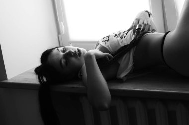 Pitonlu çekici esmer kadın.