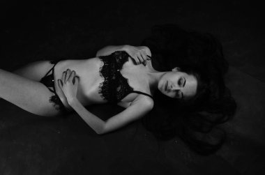 Stüdyoda şık keten bir esmer içinde güzel bir kadın..