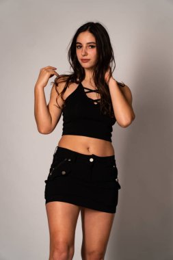 Açık renk elbiseli endişeli genç bir kadının portresi. Stüdyonun beyaz arka planında, elleri izole bir şekilde burnunu kapatıyor. İnsanlar samimi duygular, yaşam tarzı konsepti. Kopyalama alanı oluştur