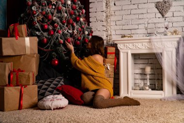 Lüks Noel dekorasyon stüdyosunda genç bir kadın. 