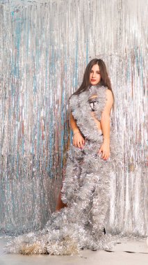 Stüdyoda poz veren parlak noel süsleriyle güzel seksi kadın, tatil konsepti.   