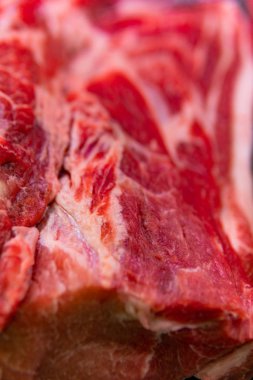 İnce dilimlenmiş çiğ et.