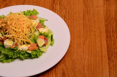 Etik vejetaryen veya vegan yemek. Bir spiralize kızarmış patates patates kızartma yuvasında Haşlanmış bıldırcın yumurta, bebek yaprak salatası ile servis edilir. Sağlıklı düşük kalorili ince bir spiralizer ile yapılan yemek.