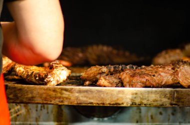 Aşçılar ızgara Lutsk Ukrayna 'da çalışıyor. 11-05-19