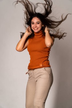 Güzel esmer model, karanlık odada poz veriyor. 