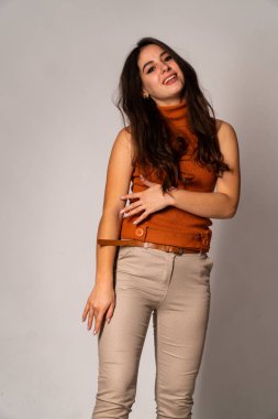 Güzel esmer model, karanlık odada poz veriyor. 