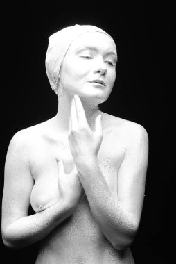 Gümüş rengi vücut boyalı genç atletik kadın.