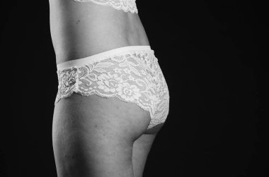 Stüdyoda şık keten bir esmer içinde güzel bir kadın.