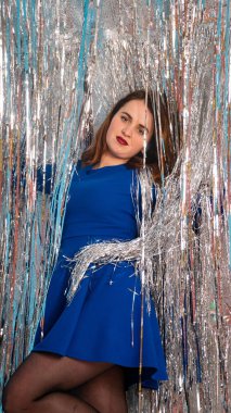 Stüdyoda poz veren parlak noel süsleriyle güzel seksi kadın, tatil konsepti.   