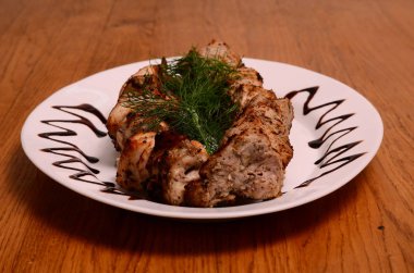 Barbekü parçaları beyaz tabakta, yakın görüş 