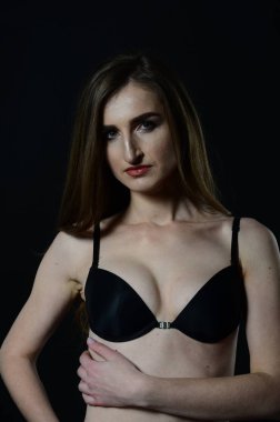 Sarı ceketli, uzun boylu, zarif bir bayan.