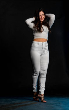 Saçları topuz şeklinde olan genç bayan kollarını kavuşturup yukarı bakıyor. Gri elbiseli, ısıran dudakları olan, arzularını düşünen kaprisli kadın manken. Hayal dünyası konsepti