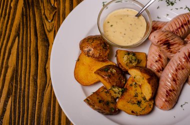 Kızarmış patates, soğan ve sosis.