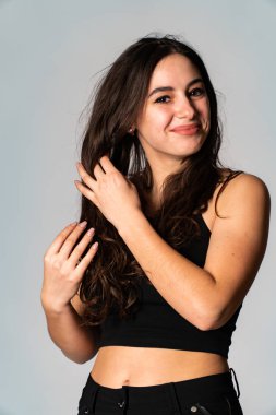 Açık renk elbiseli endişeli genç bir kadının portresi. Stüdyonun beyaz arka planında, elleri izole bir şekilde burnunu kapatıyor. İnsanlar samimi duygular, yaşam tarzı konsepti. Kopyalama alanı oluştur