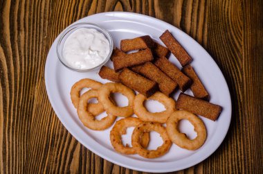 Acı biber ve sebzeyle servis edilen ateş edilmiş sığır dili.