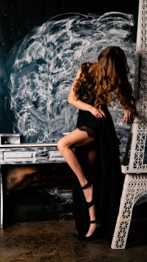 Stüdyoda dantel elbiseyle poz veren genç ve güzel bayan.  