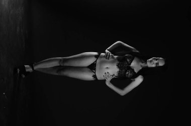 Stüdyoda şık keten bir esmer içinde güzel bir kadın.