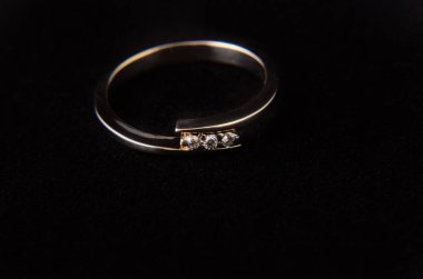 Elmaslı altın yüzük, yakın görüş.   