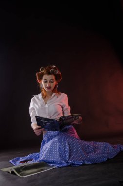 Kıvırcık saçlı, güzel bir mankenin yakın portresi.