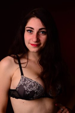 Keten pijamalı seksi esmer, stüdyoda poz veren, koyu renkli fotoğraflar,