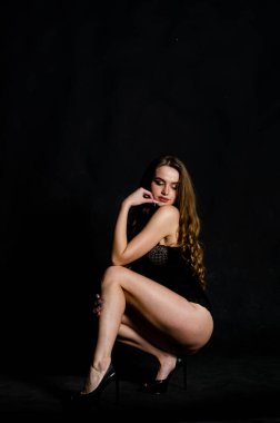 Yüksek seksi esmer iç çamaşırı stüdyo resmi.