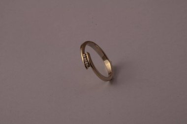 Elmaslı altın yüzük, yakın görüş.   