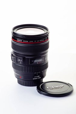 Kameranın lenslerini beyaz arkaplanda kapat