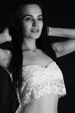 Stüdyoda şık keten bir esmer içinde güzel bir kadın..