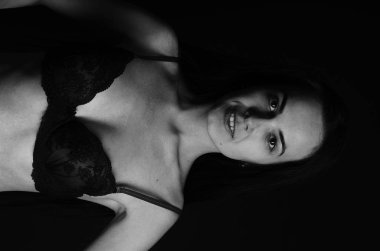 Stüdyoda şık keten bir esmer içinde güzel bir kadın..