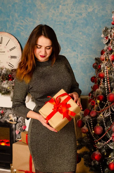 Schöne Frau Mit Dunklen Haaren Warmem Kleid Posiert Weihnachtlich Dekorierten — Stockfoto