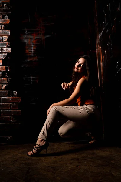 Hübsch Brünette Modell Posiert Dunkel Zimmer — Stockfoto