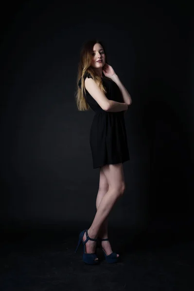 Belle fille en robe noire — Photo
