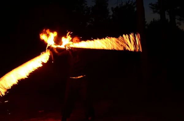 Master Fakir Jouant Avec Flamme Pendant Feu Dans Obscurité — Photo