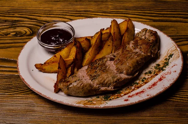 Bolas de carne com batatas em uma assadeira e nata azeda close-up em uma mesa. vista horizontal de cima — Fotografia de Stock