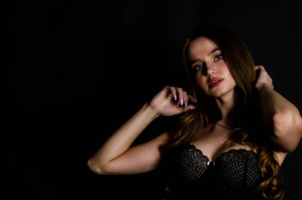 Alto sexy bruna lingerie studio ritratto — Foto Stock