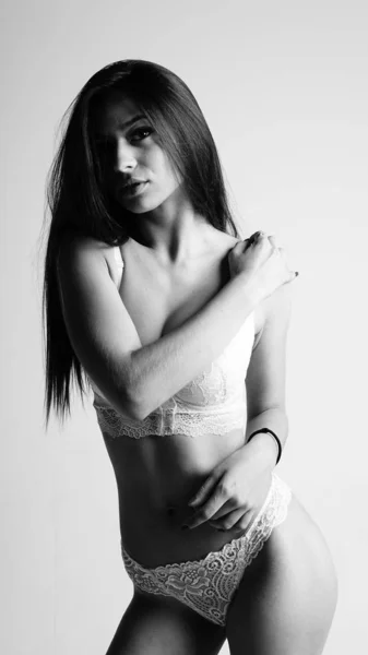 Meisje in lingerie op witte achtergrond — Stockfoto