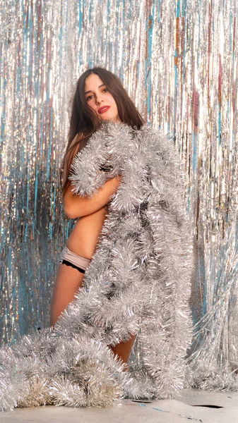 Gyönyörű Szexi Fényes Karácsonyi Tinsel Pózol Stúdió Ünnep Koncepció — Stock Fotó