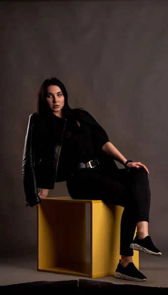 Junge Brünette Frau Stilvoller Kleidung Posiert Dunklen Studio — Stockfoto
