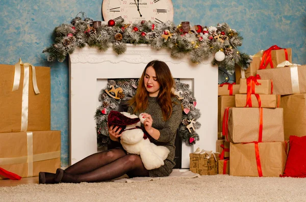 Beautiful Woman Dark Hair Warm Dress Posing Christmas Decorated Studio — Stock Photo, Image