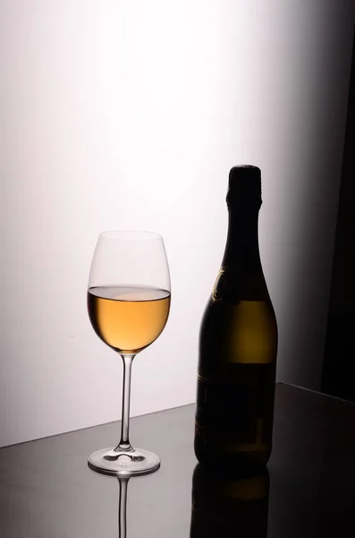 Still life di bottiglia di vino studio di vetro tiro — Foto Stock