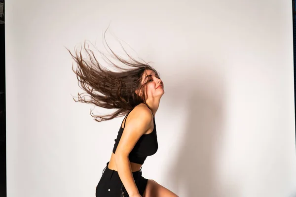 Retrato de jovem desconcertado em roupas leves olhando para além de cobrir o nariz com a mão isolada no fundo da parede branca em estúdio. Pessoas emoções sinceras, conceito de estilo de vida. Mock up espaço de cópia — Fotografia de Stock