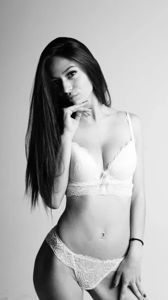 Ragazza in lingerie su sfondo bianco — Foto Stock