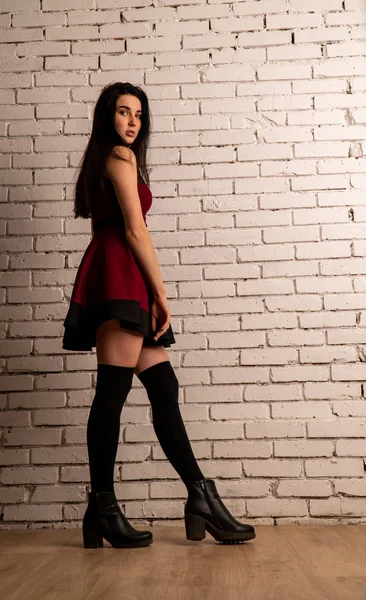 Muito Jovem Modelo Sexy Feminino Com Cabelos Escuros Vestido Vermelho — Fotografia de Stock
