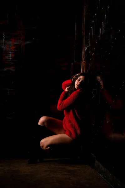 Gyönyörű Szexi Meztelen Piros Pulóver Sötét Háttér — Stock Fotó