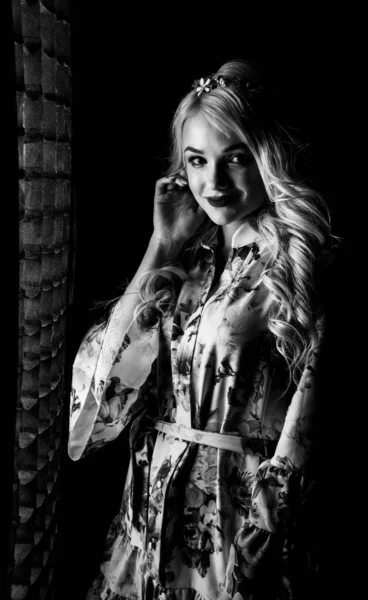 Beautiful Blonde Salope Woman Makeup Hairdo Posing Dark Background — Photo