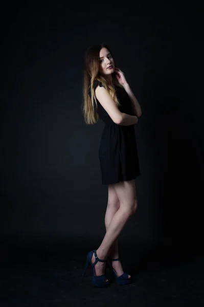 Красива дівчина в чорній сукні — стокове фото